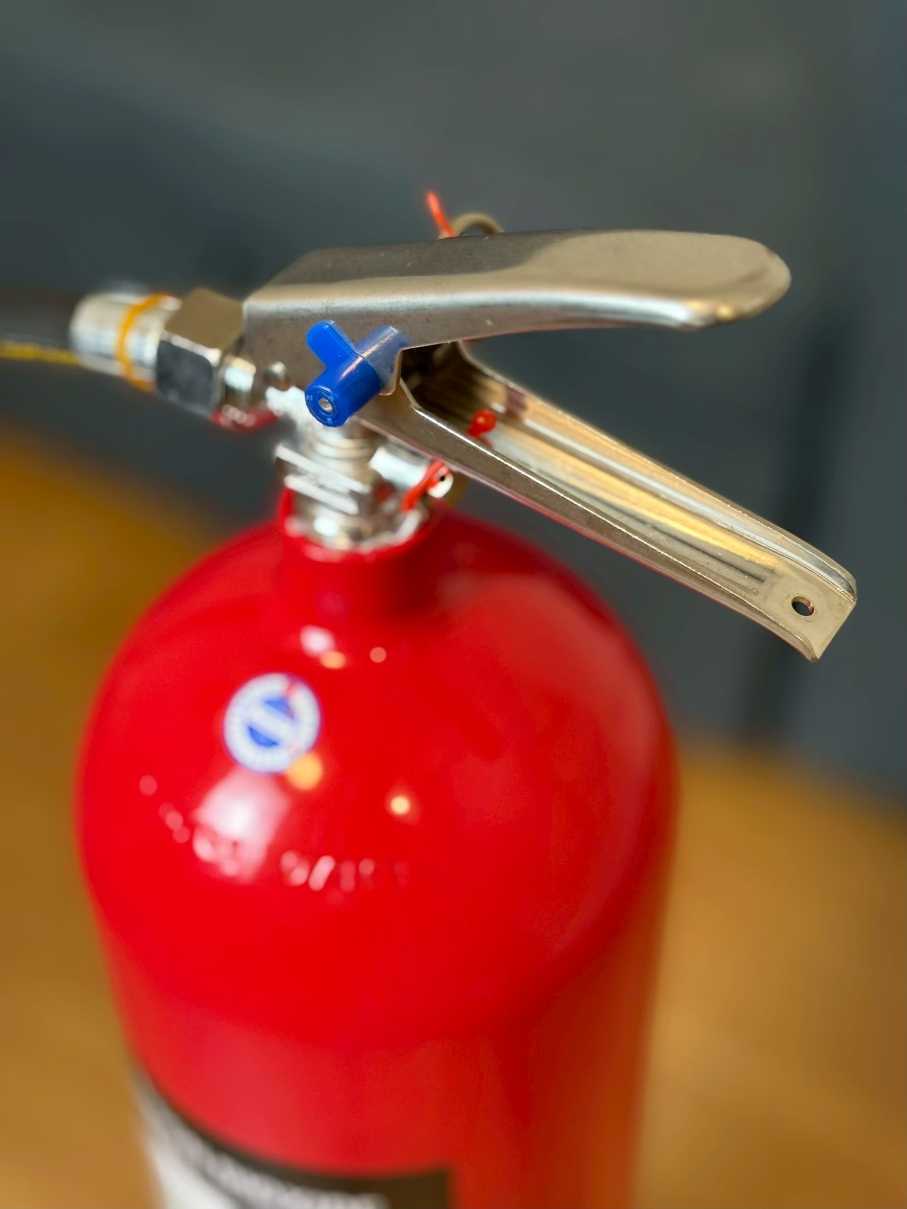 ถังดับเพลิงก๊าซคาร์บอนไดออกไซด์ | Carbon Dioxide Fire Extinguisher - Image 5