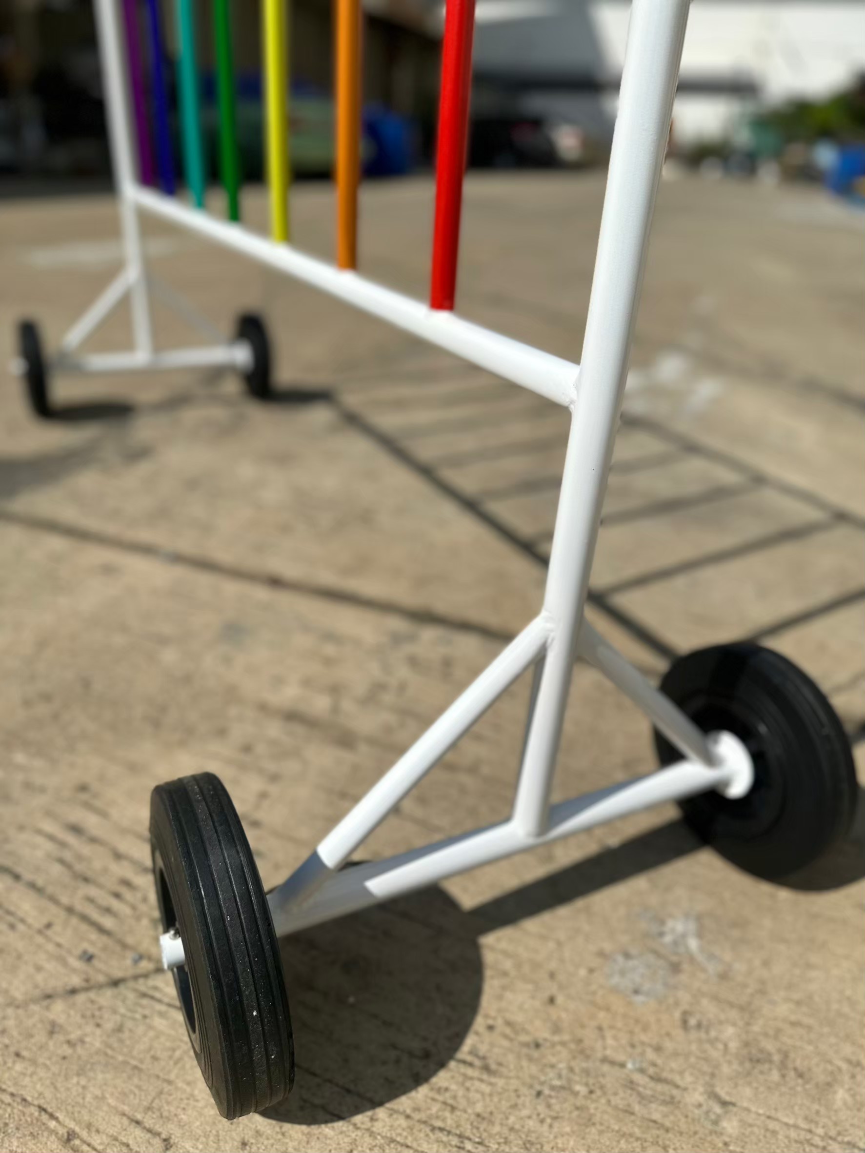แผงกั้นเหล็ก สีรุ้งสะท้อนแสง | Rainbow Colored Traffic Barrier - Image 3