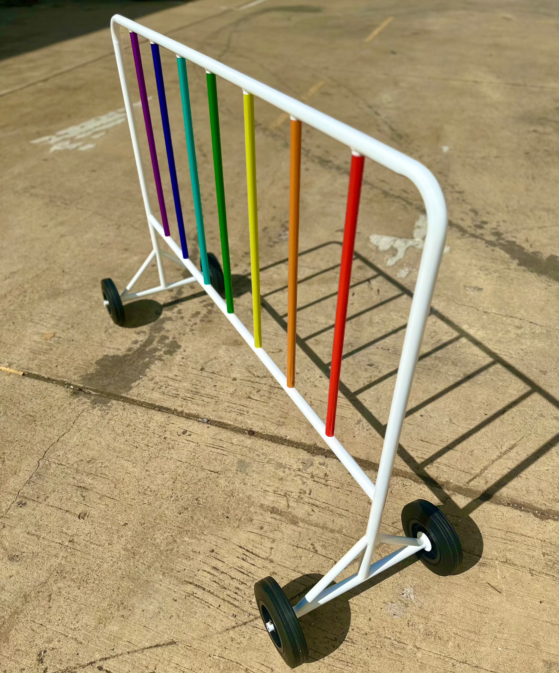 แผงกั้นเหล็ก สีรุ้งสะท้อนแสง | Rainbow Colored Traffic Barrier - Image 2