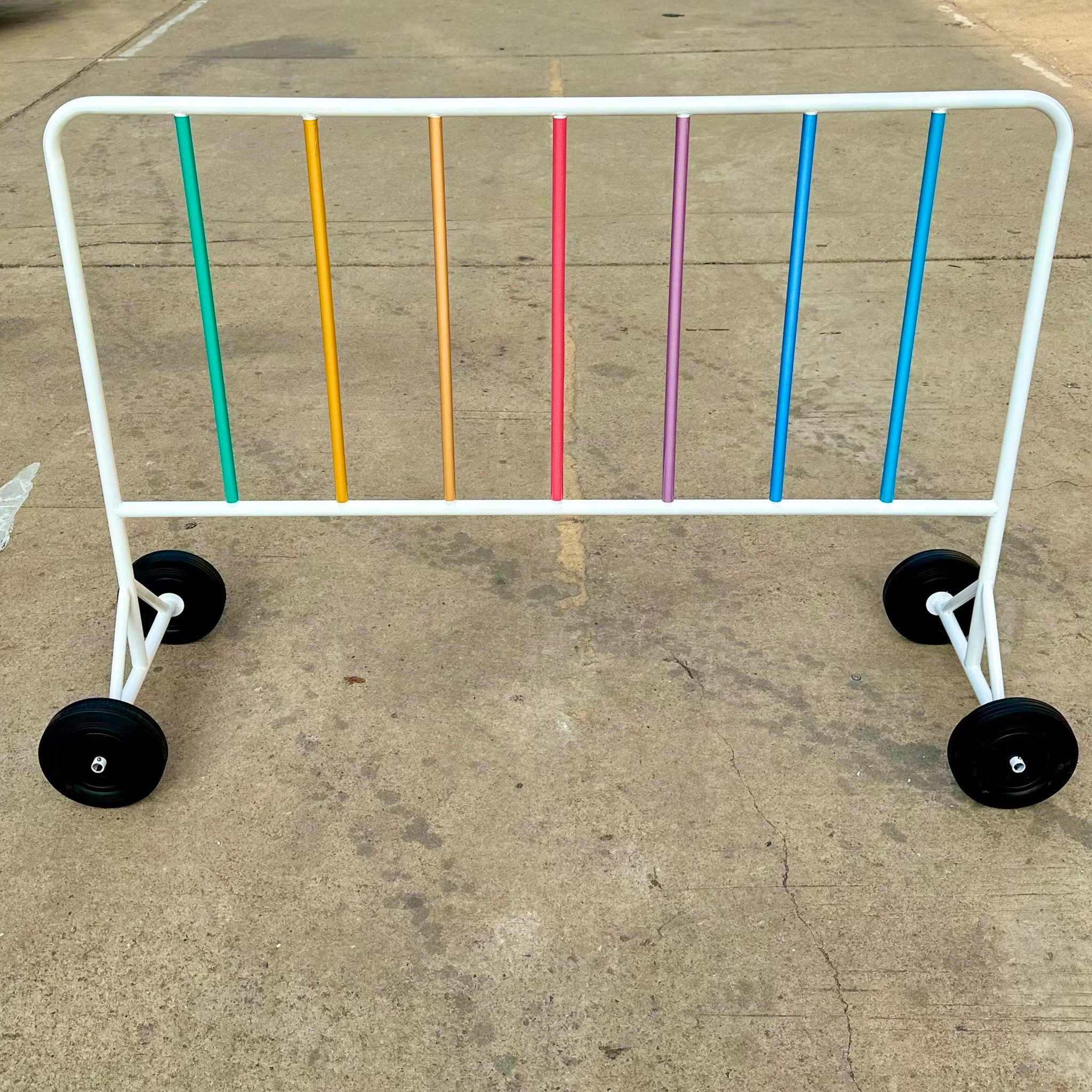 แผงกั้นเหล็ก สีรุ้งสะท้อนแสง | Rainbow Colored Traffic Barrier - Image 4