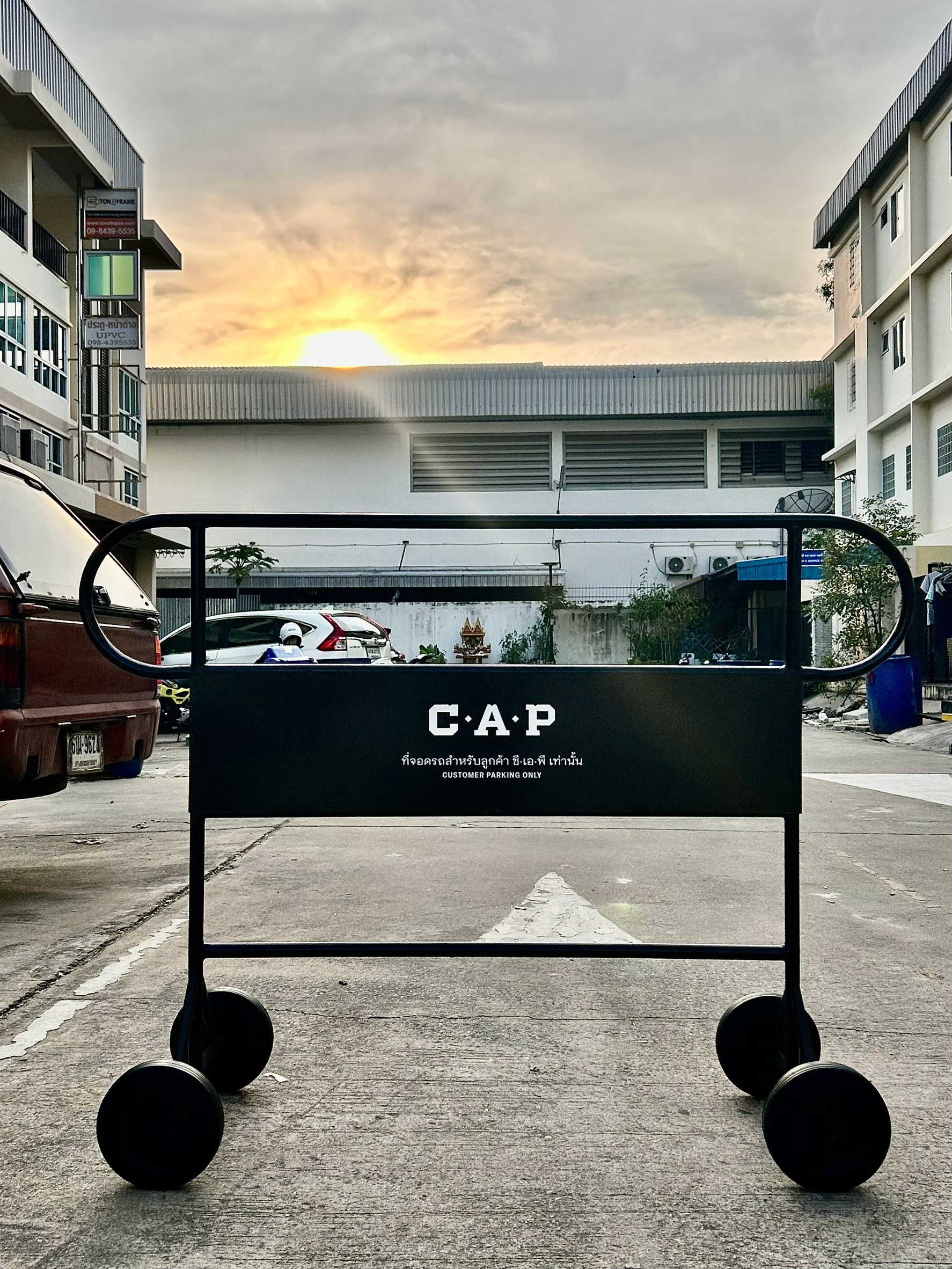 แผงกั้นหูช้าง สีดำ มีล้อ | Customer Parking Only (Black) - Image 5