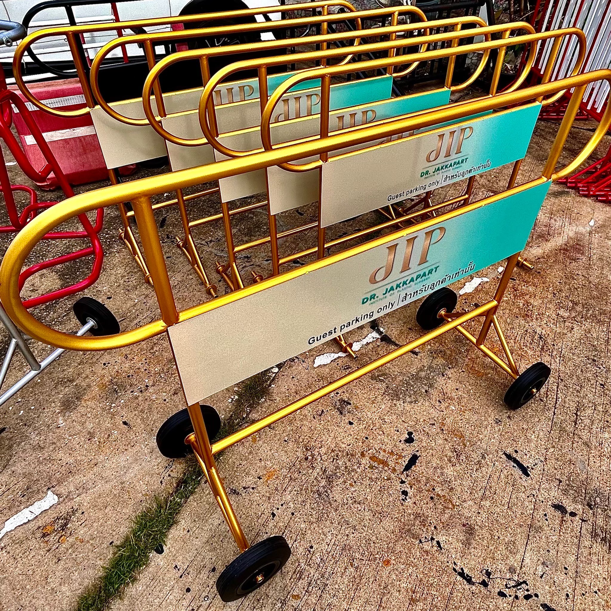 แผงกั้นหูช้าง สีทอง มีล้อ | Customer Parking Only (Gold) - Image 3