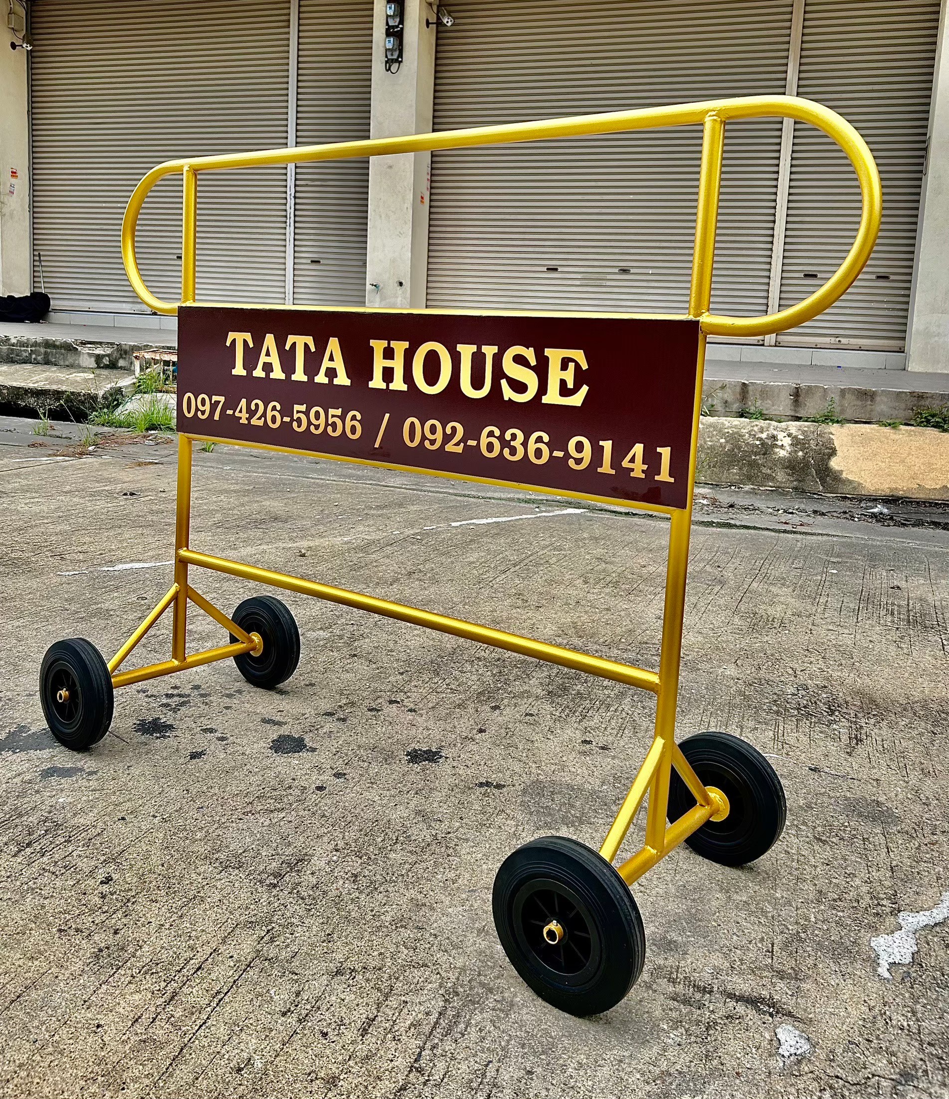 แผงกั้นหูช้าง สีทอง มีล้อ | Customer Parking Only (Gold) - Image 4