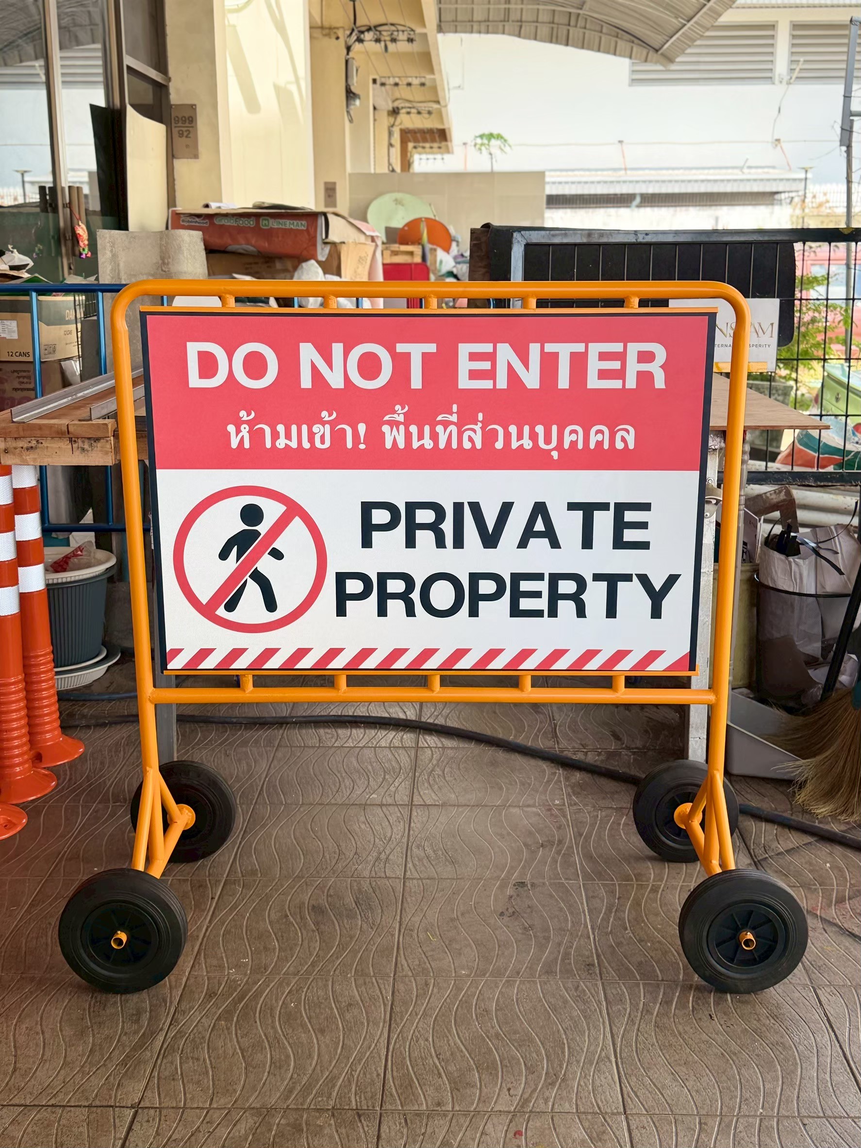 แผงกั้นเหล็ก ป้ายรางสอด | Steel Barrier with Sign Slot - Image 3