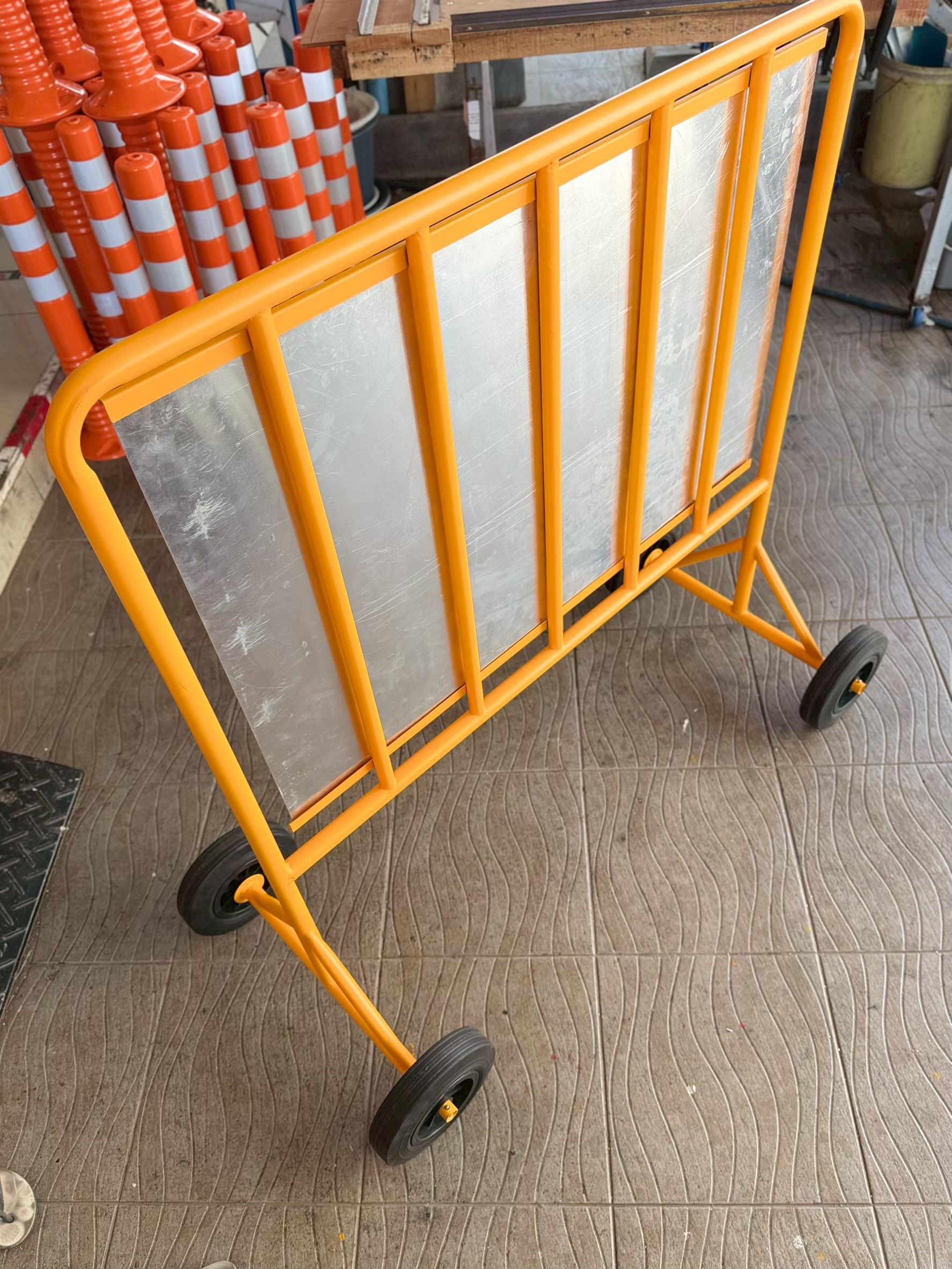แผงกั้นเหล็ก ป้ายรางสอด | Steel Barrier with Sign Slot - Image 4