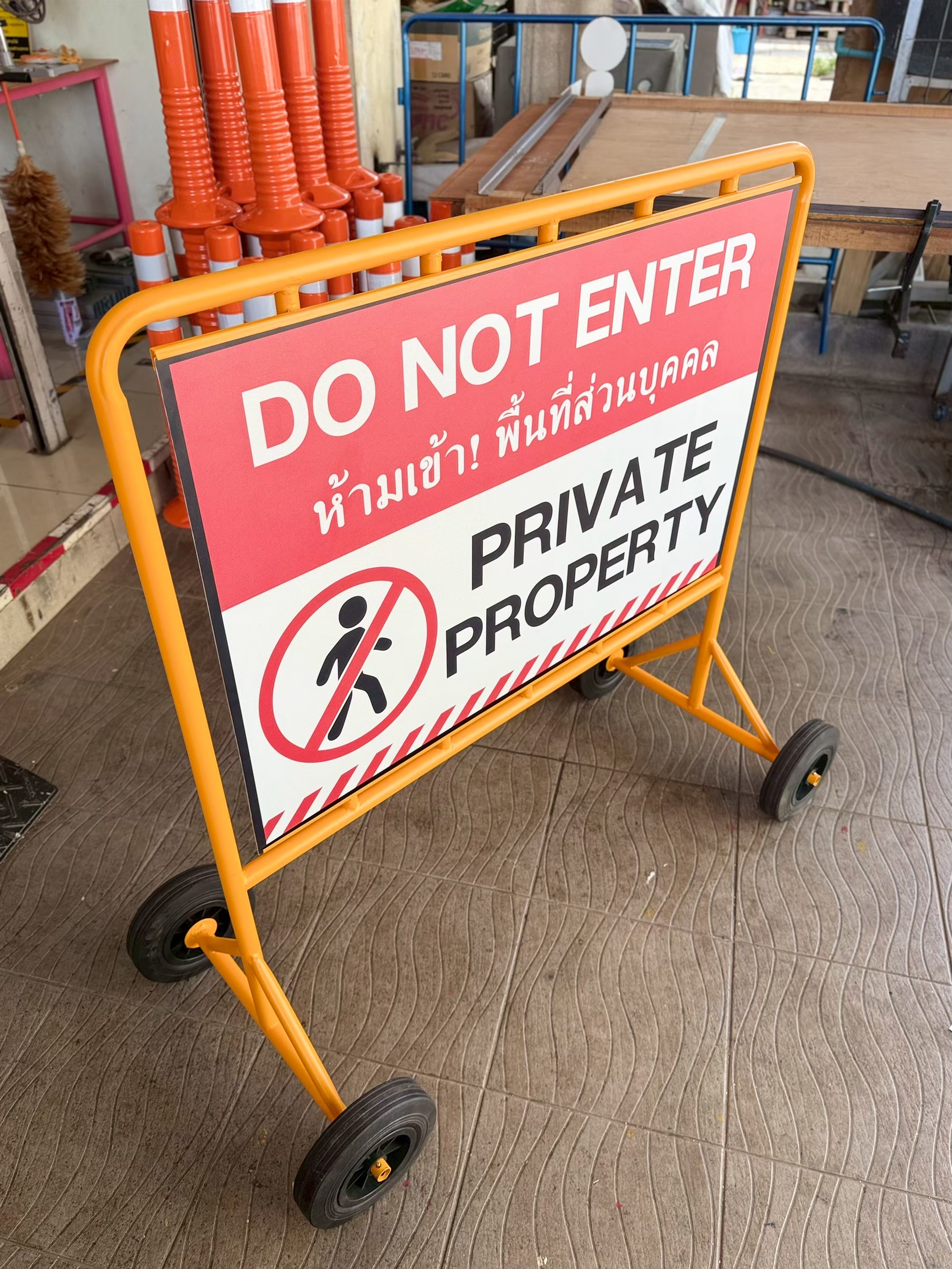 แผงกั้นเหล็ก ป้ายรางสอด | Steel Barrier with Sign Slot - Image 2