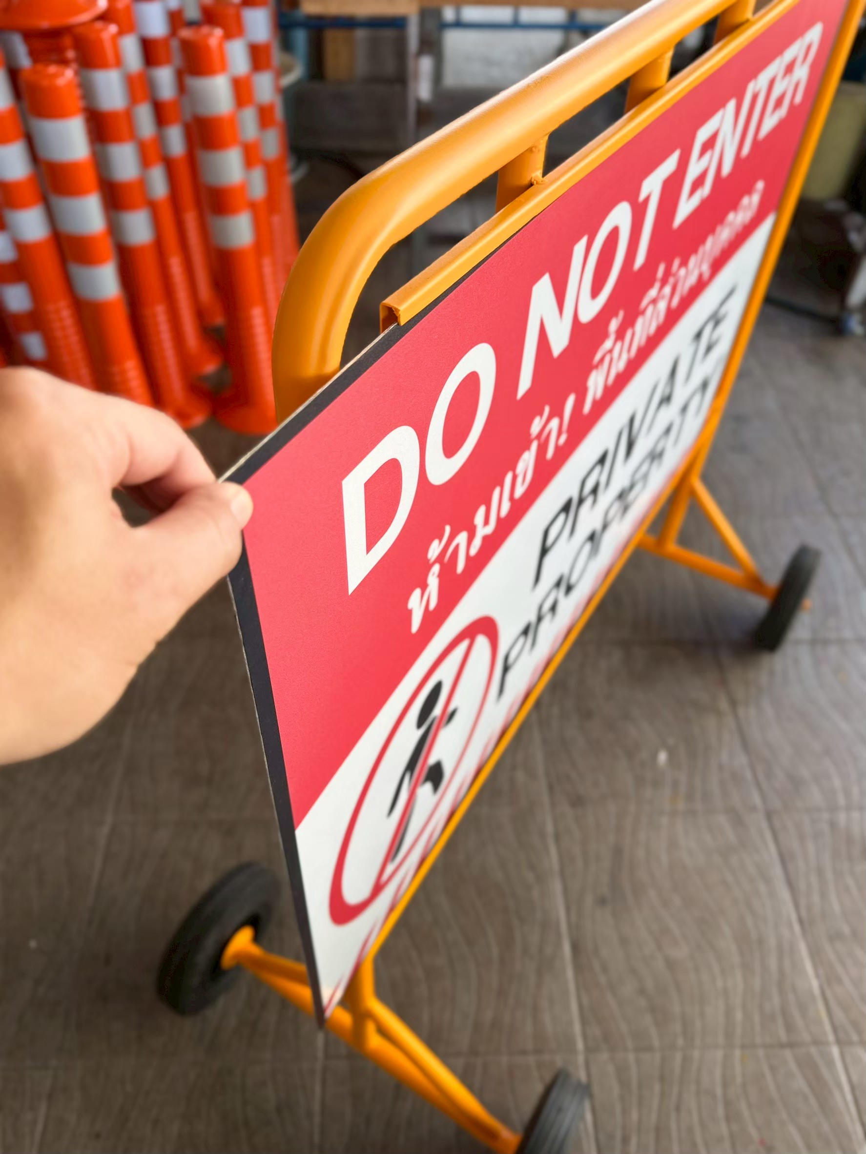 แผงกั้นเหล็ก ป้ายรางสอด | Steel Barrier with Sign Slot - Image 5