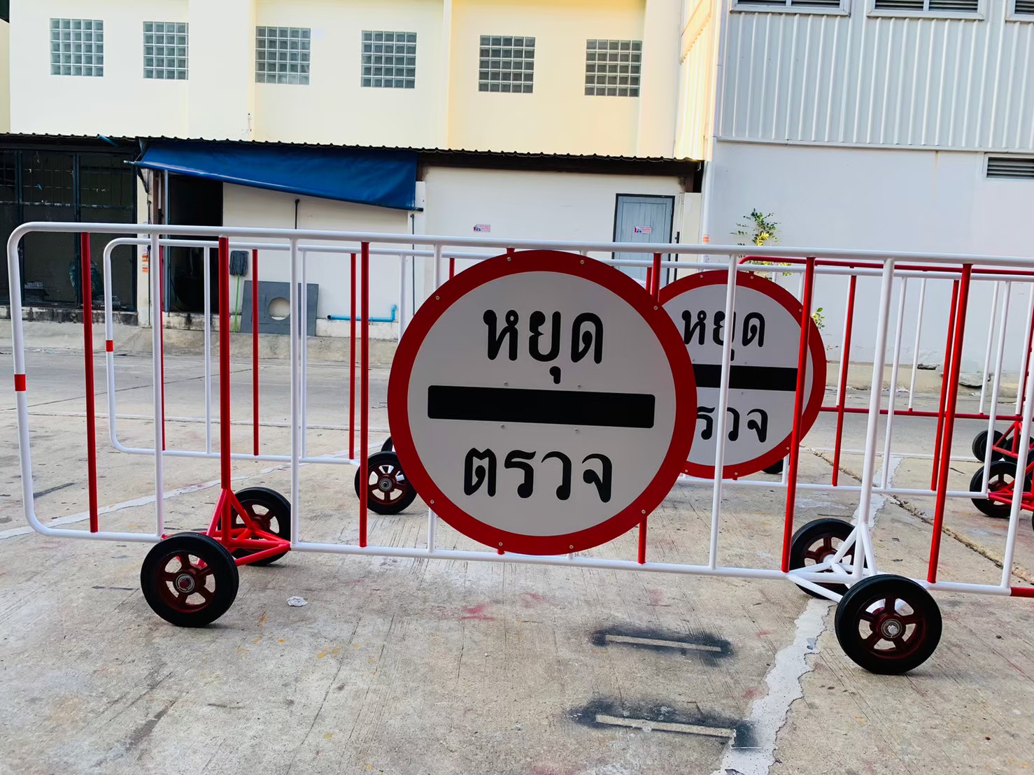 แผงกั้นเหล็กขนาดใหญ่ มีล้อ | Heavy-Duty Steel Barrier with Wheels - Image 2
