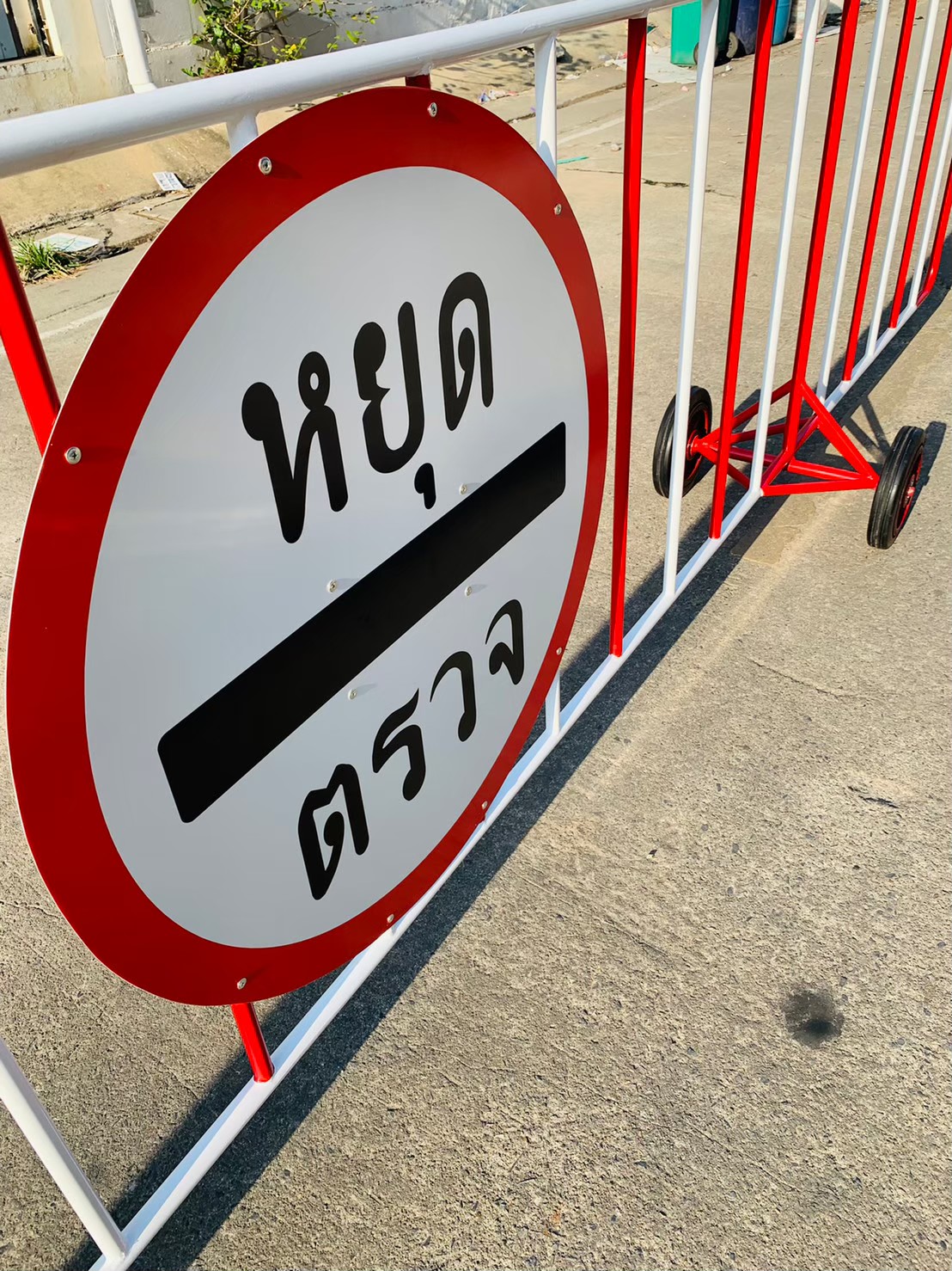 แผงกั้นเหล็กขนาดใหญ่ มีล้อ | Heavy-Duty Steel Barrier with Wheels - Image 4