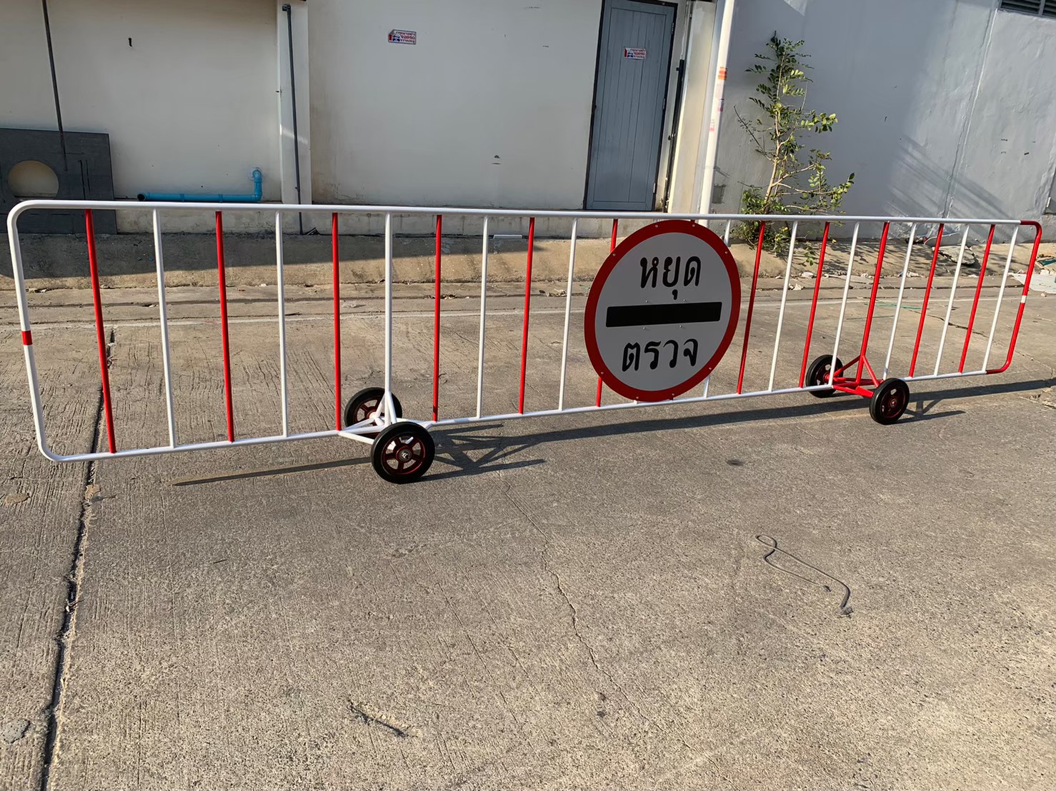 แผงกั้นเหล็กขนาดใหญ่ มีล้อ | Heavy-Duty Steel Barrier with Wheels - Image 3