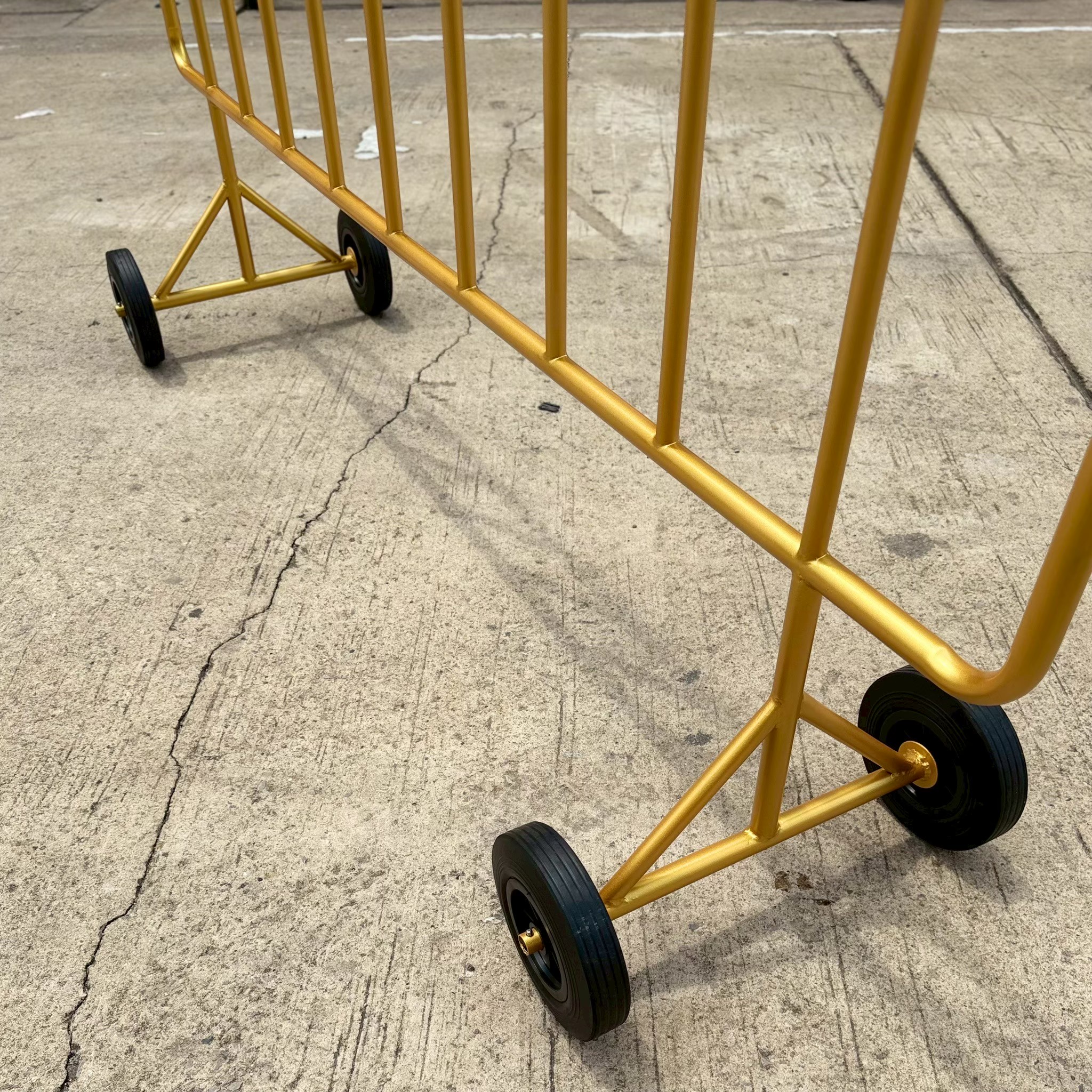 แผงกั้นเหล็กมีล้อแบบมีหูเกี่ยว | Crowd Control Barricade with Wheels - Image 2