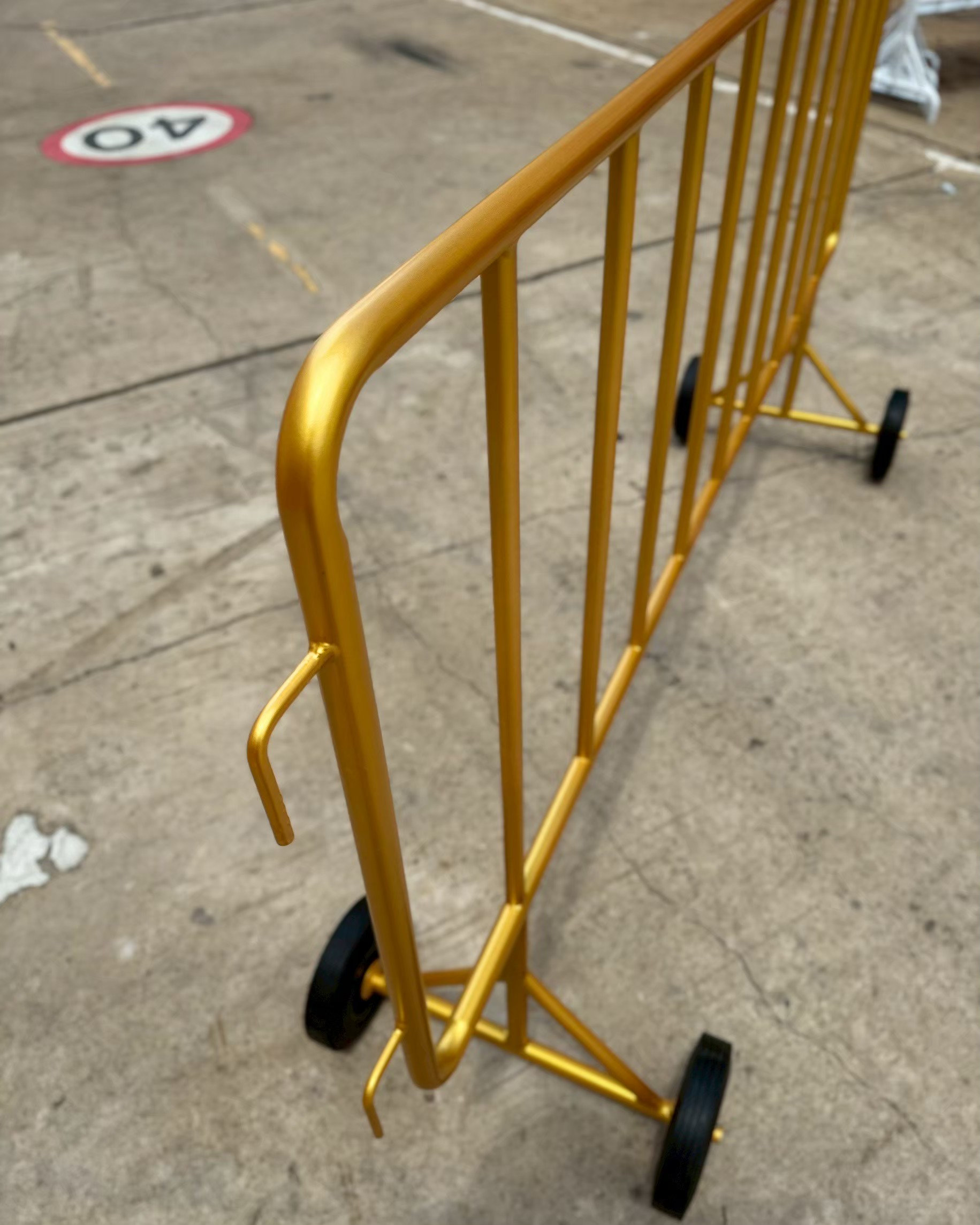 แผงกั้นเหล็กมีล้อแบบมีหูเกี่ยว | Crowd Control Barricade with Wheels - Image 3