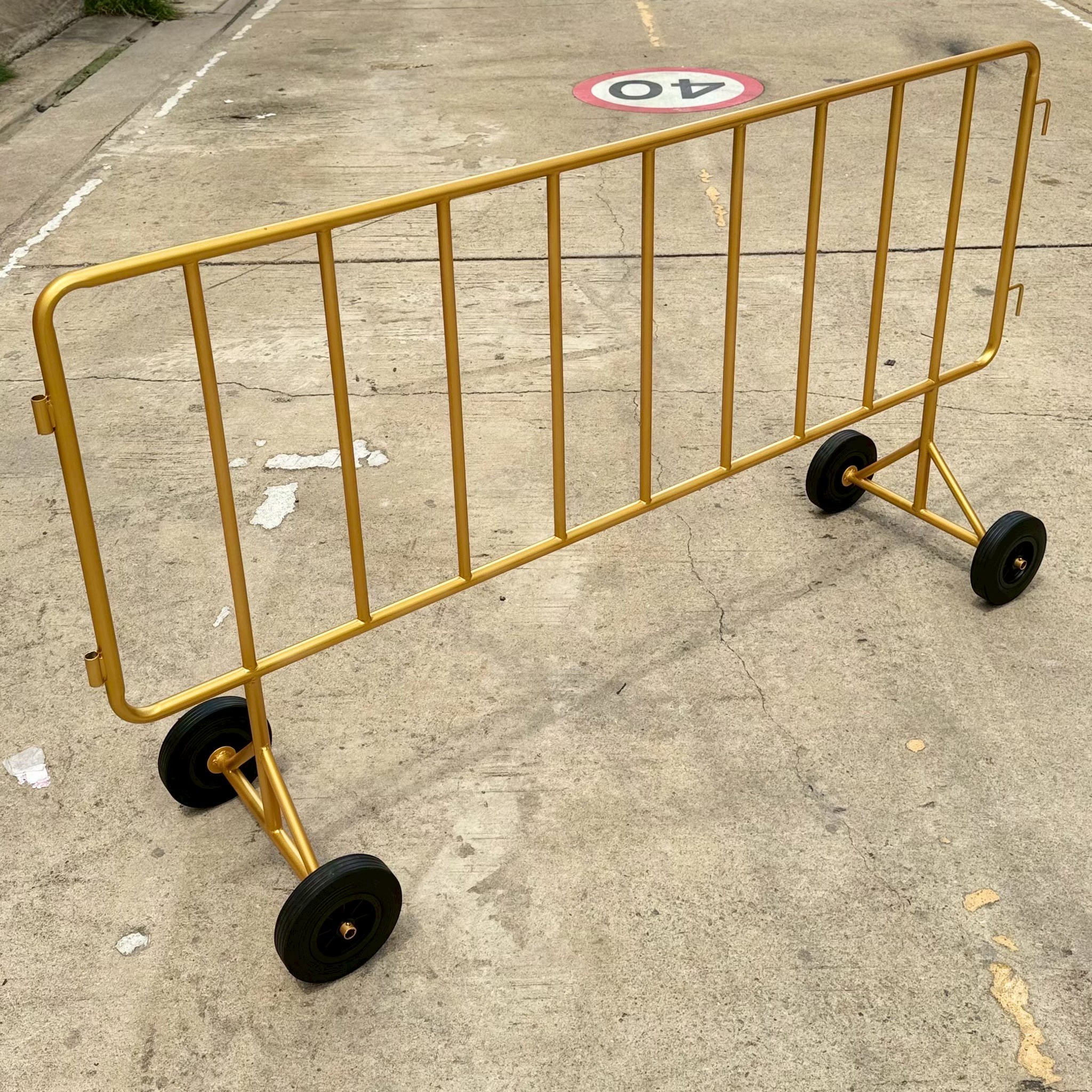 แผงกั้นเหล็กมีล้อแบบมีหูเกี่ยว | Crowd Control Barricade with Wheels - Image 4