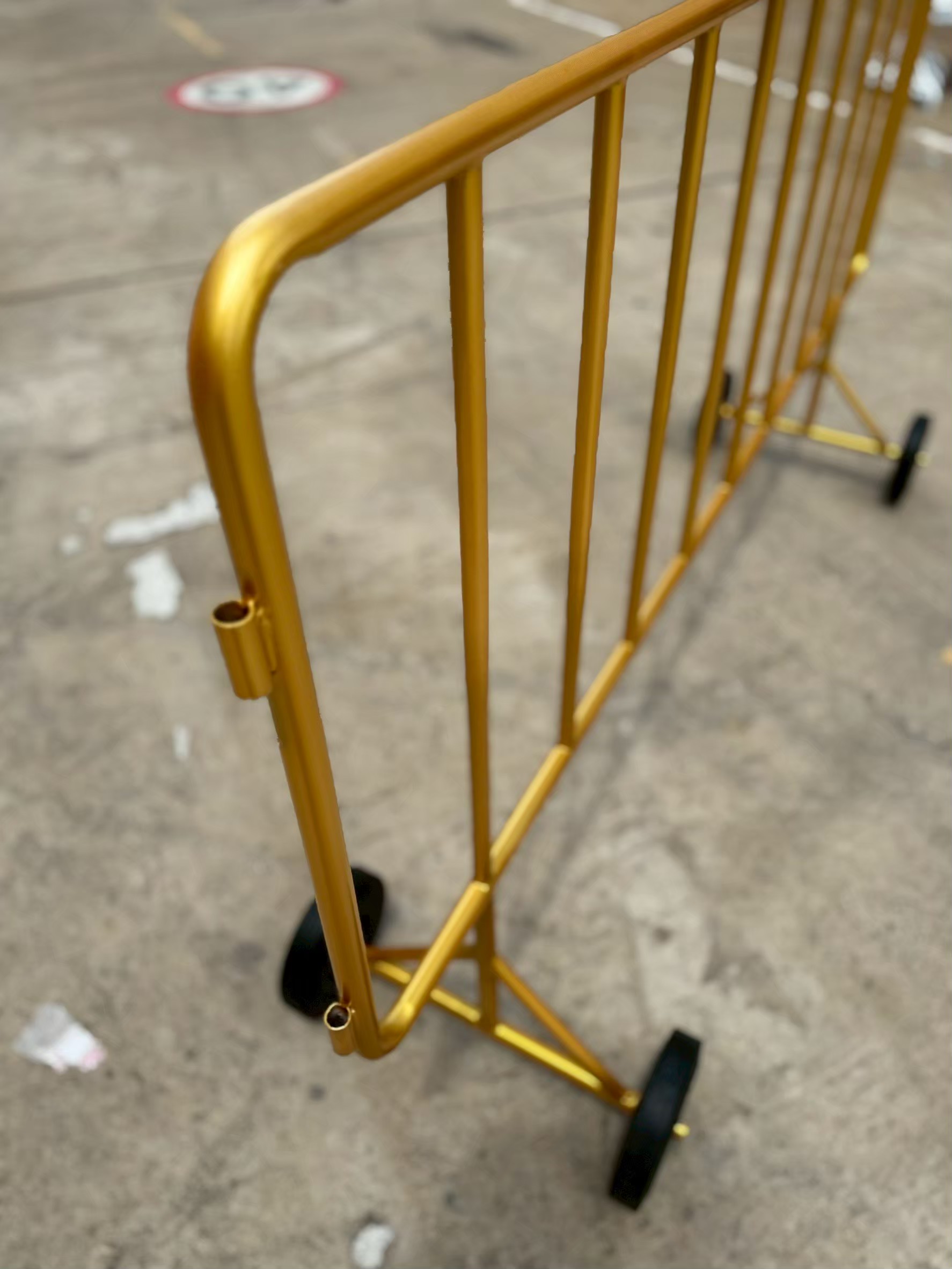 แผงกั้นเหล็กมีล้อแบบมีหูเกี่ยว | Crowd Control Barricade with Wheels - Image 5