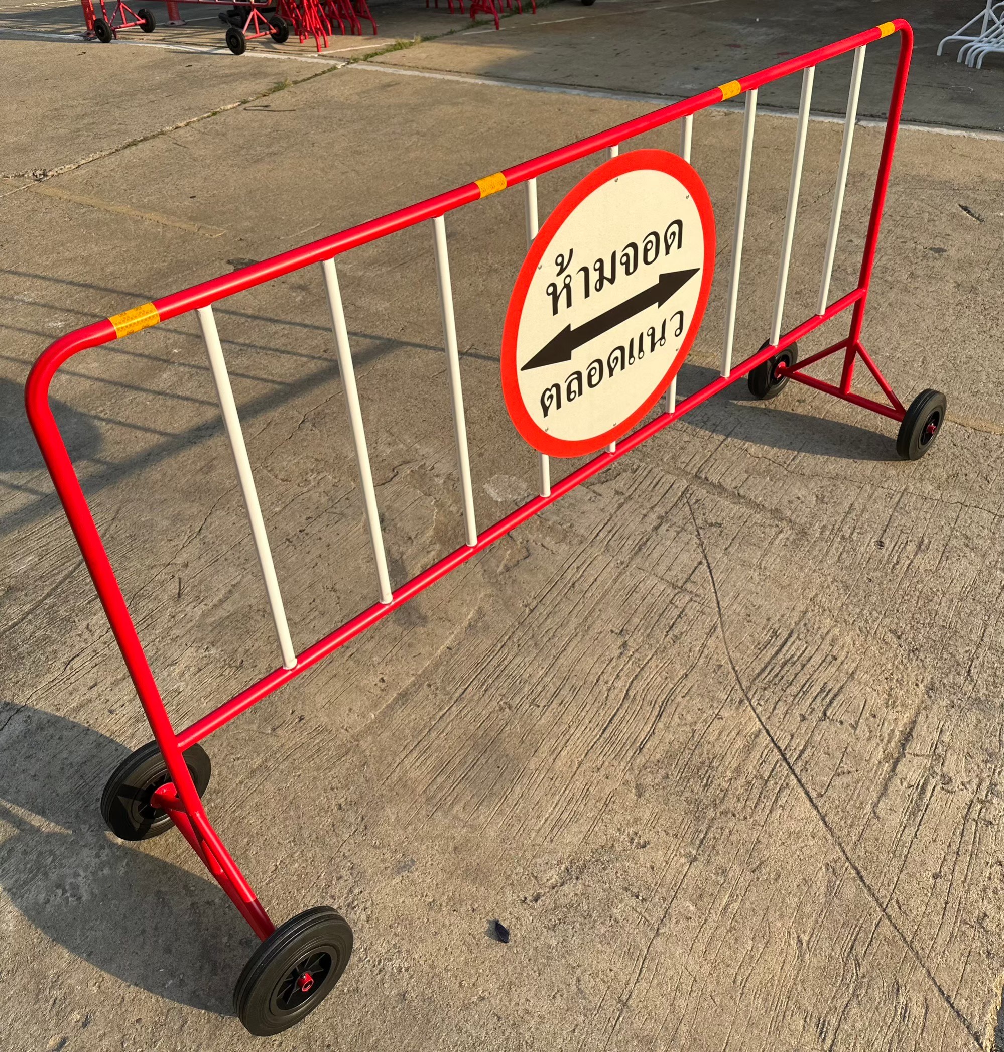 แผงกั้นจราจร 2 เมตร (ล้อ8นิ้ว) | Steel Traffic Barrier 2M. - Image 2
