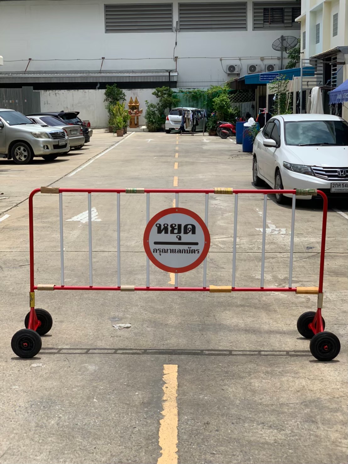 แผงกั้นจราจร 2 เมตร (ล้อ8นิ้ว) | Steel Traffic Barrier 2M. - Image 3